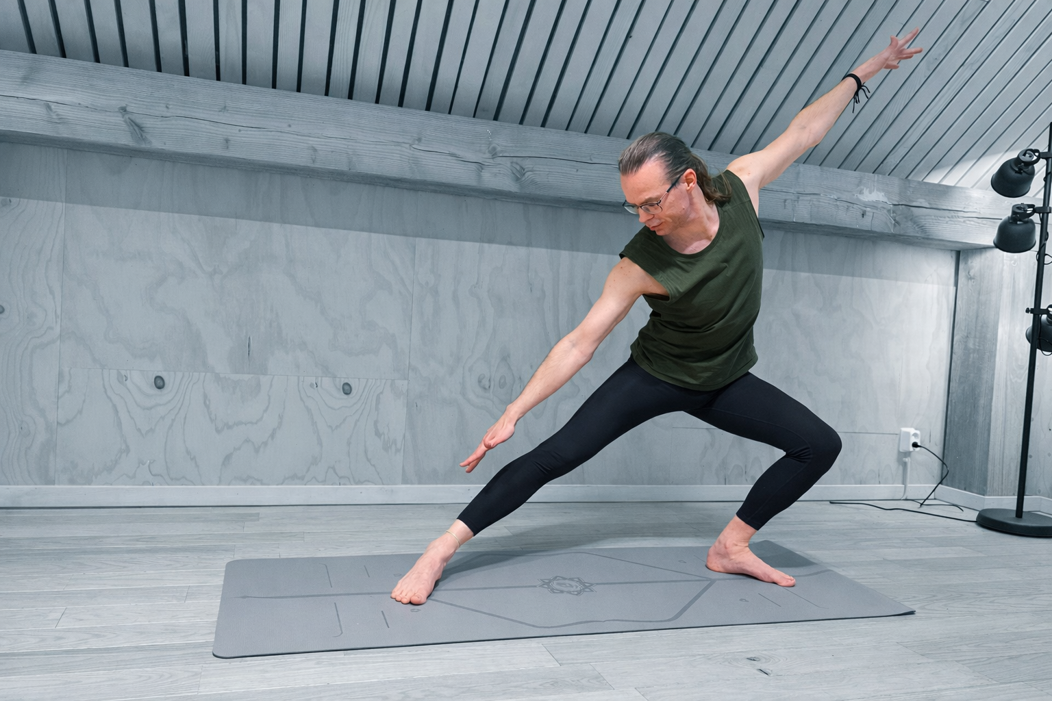 André in Skandasana