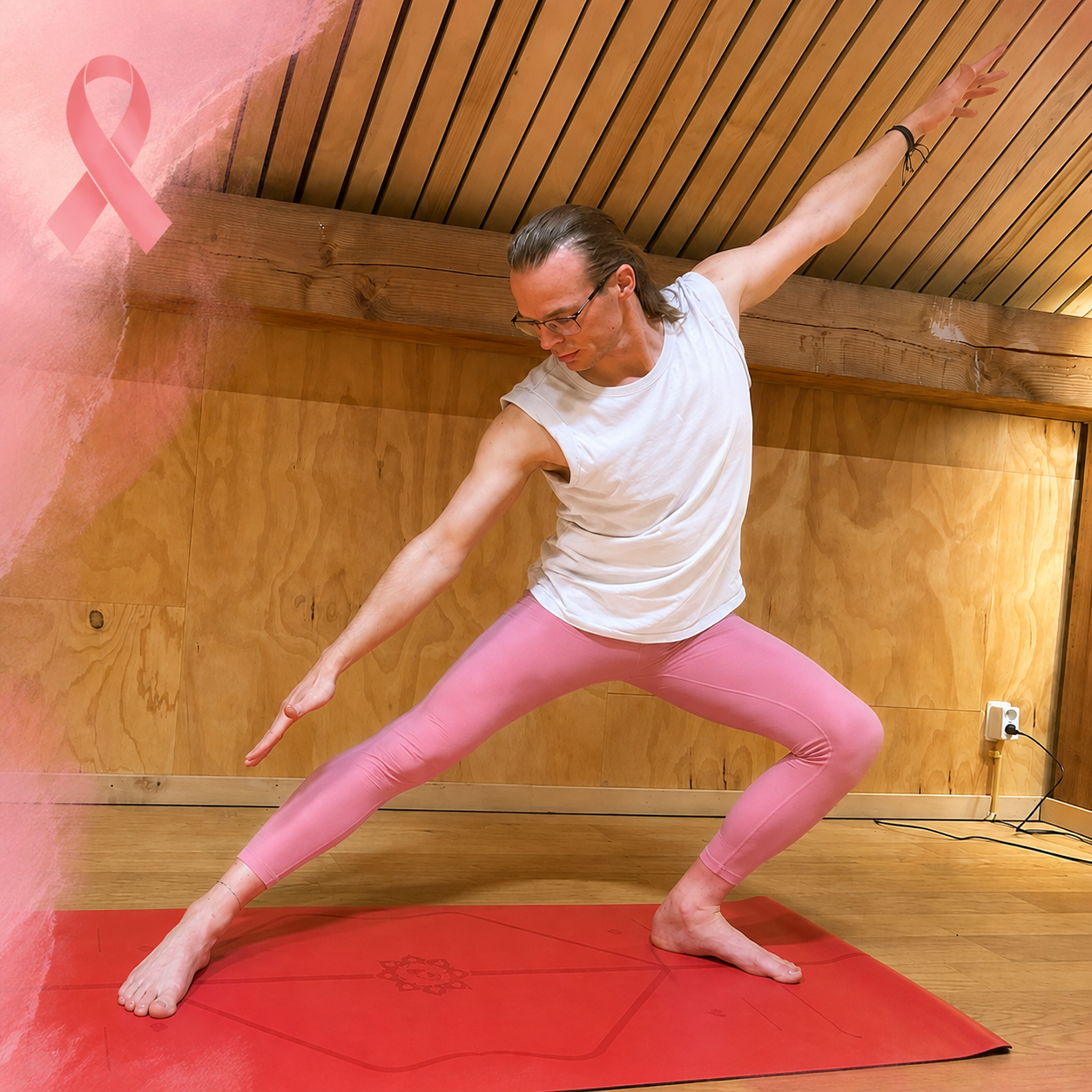 André in een roze legging tijdens de Pink Ribbon-actie
